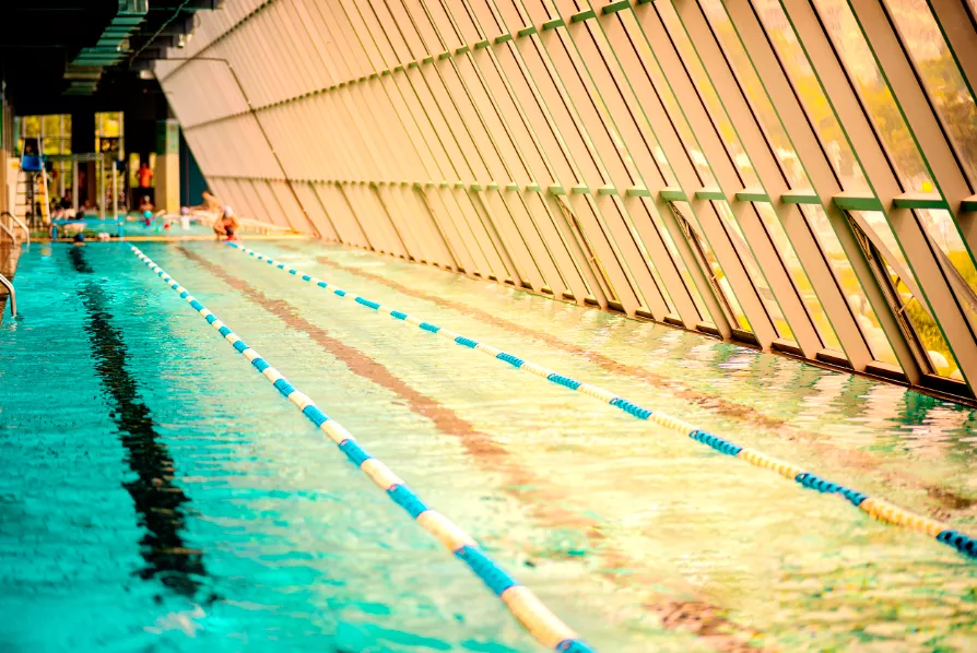 金湾成人混凝土钢结构游泳池项目